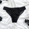 Zwarte kanten slip met satijnen strik - PF09LBLK
