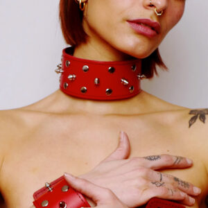 Leren halsband met rode spikes